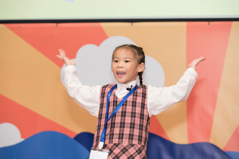 幼兒組決賽参賽者盧思妍小朋友表演時高舉雙臂。